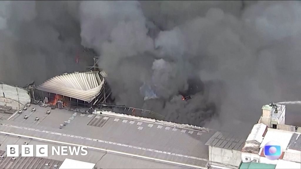 Massive column of smoke as fire engulfs Brazil shopping centre