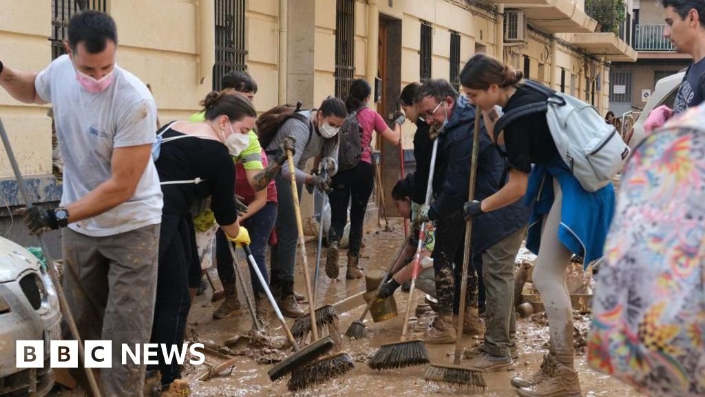 ‘Outpouring of unity in Spain as anger grows over slow response to floods’